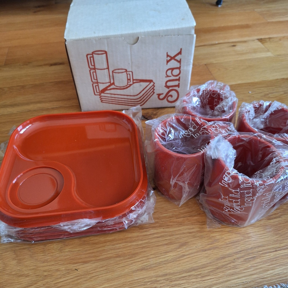 NIB Vintage Ingrid Snax Set 8 Piece Orange Plastic MUGS & SNACK PLATES 70s MCM